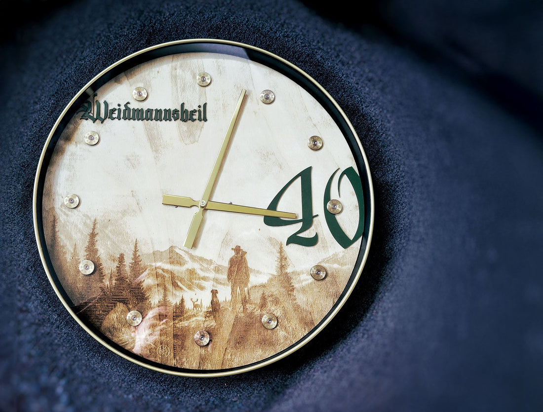 Individuelle Geschenke für Jäger*innen: Handgefertigte Uhr aus Holz mit Schrot-Hülsen